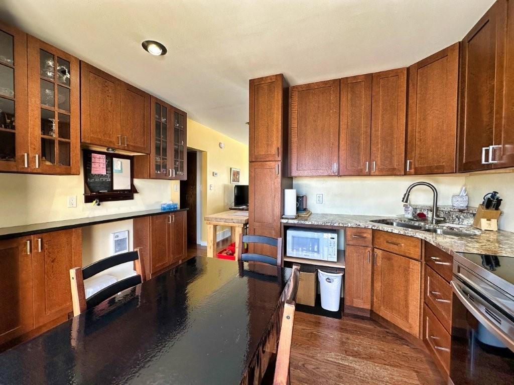 77 Prospect Ave, Thunder Bay, ON - Indoor Photo Showing Kitchen With Double Sink