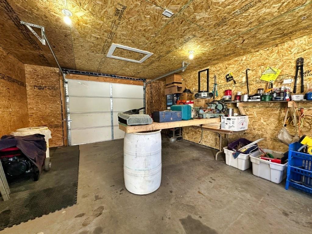 77 Prospect Ave, Thunder Bay, ON - Indoor Photo Showing Garage