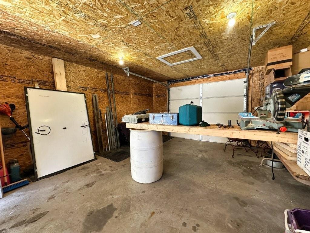 77 Prospect Ave, Thunder Bay, ON - Indoor Photo Showing Garage