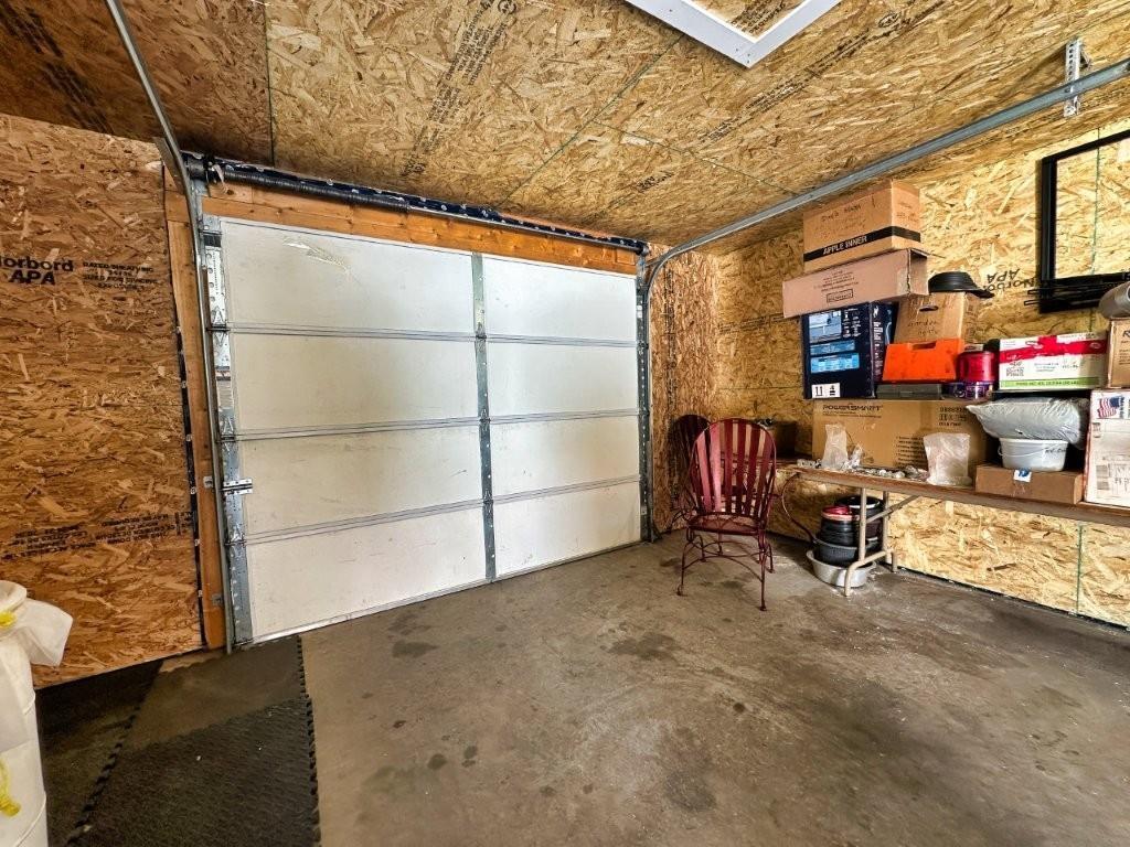 77 Prospect Ave, Thunder Bay, ON - Indoor Photo Showing Garage