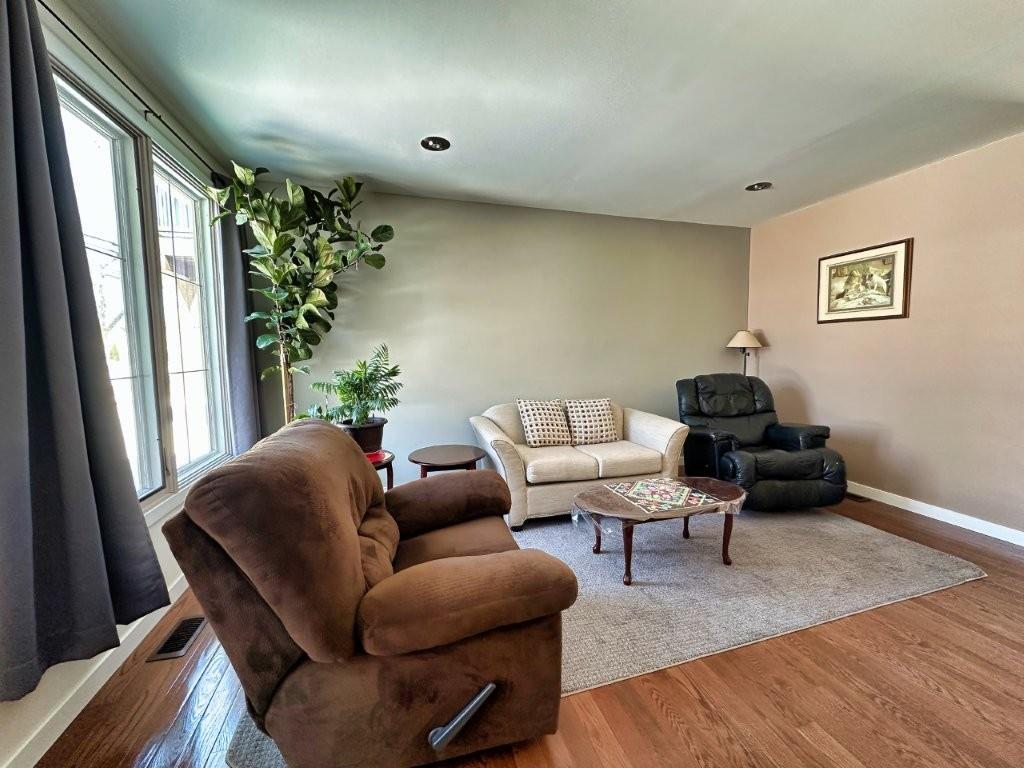 77 Prospect Ave, Thunder Bay, ON - Indoor Photo Showing Living Room