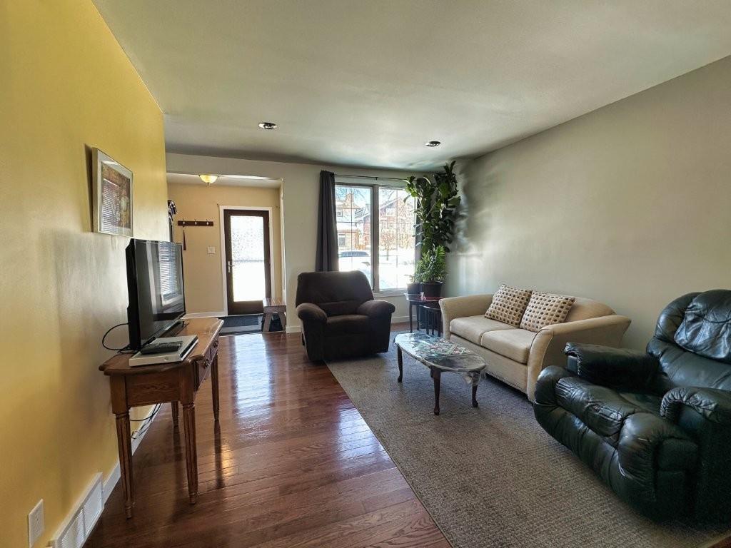 77 Prospect Ave, Thunder Bay, ON - Indoor Photo Showing Living Room