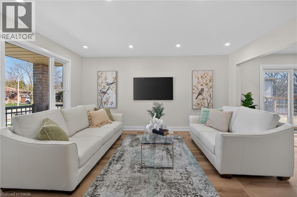 315 Morrison Drive, Caledonia, ON - Indoor Photo Showing Living Room
