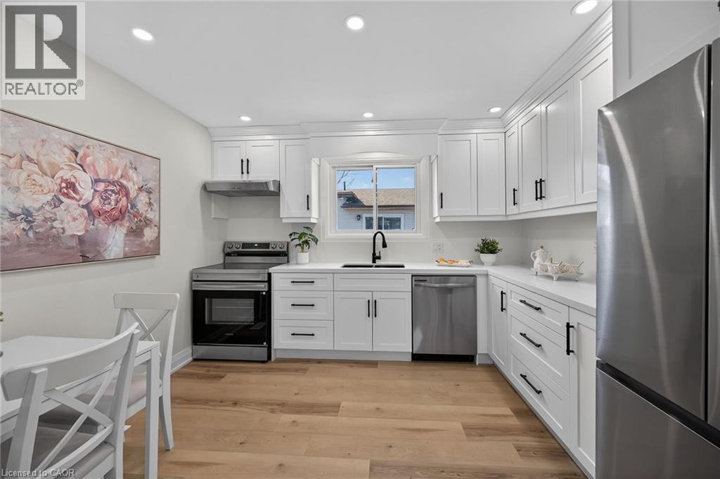 315 Morrison Drive, Caledonia, ON - Indoor Photo Showing Kitchen With Stainless Steel Kitchen With Upgraded Kitchen