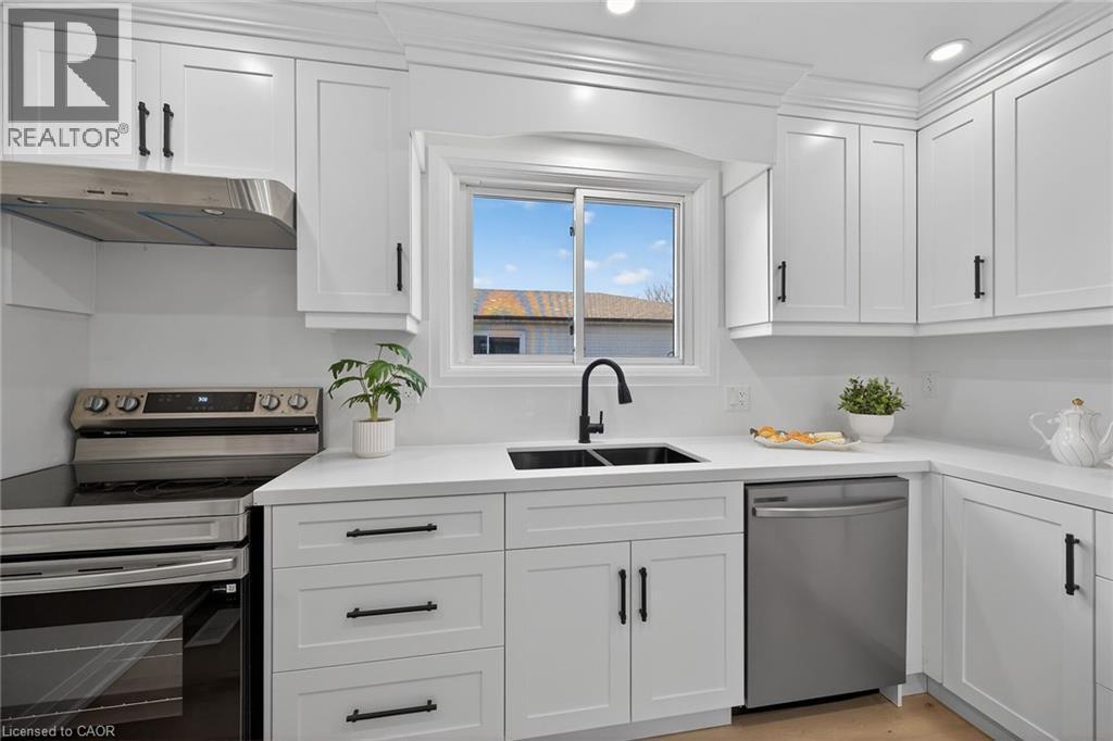 315 Morrison Drive, Caledonia, ON - Indoor Photo Showing Kitchen With Stainless Steel Kitchen With Double Sink With Upgraded Kitchen
