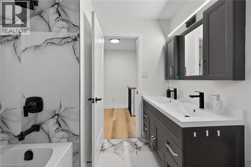 315 Morrison Drive, Caledonia, ON - Indoor Photo Showing Bathroom