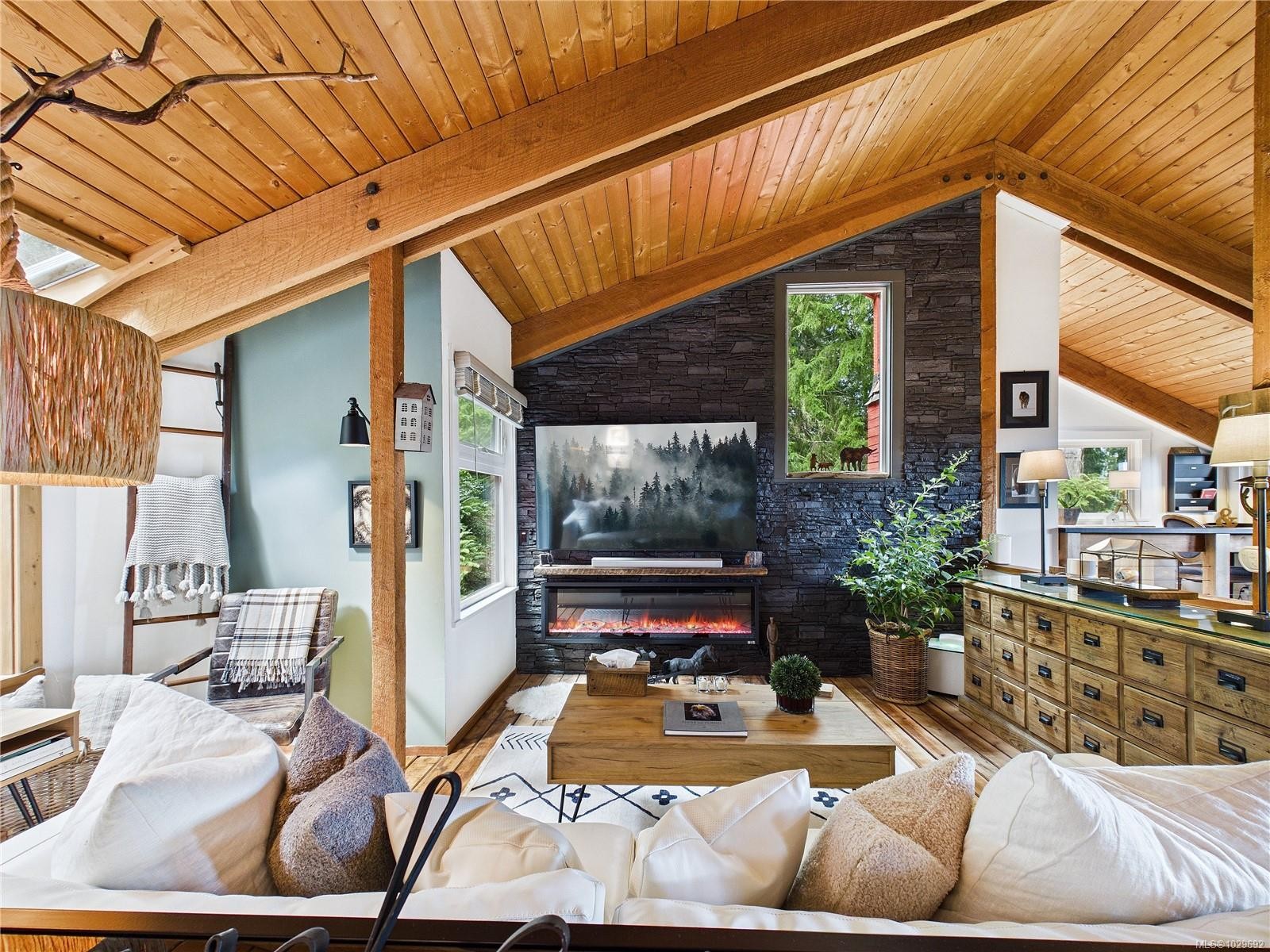 182 Devine Dr, Salt Spring, BC - Indoor Photo Showing Living Room