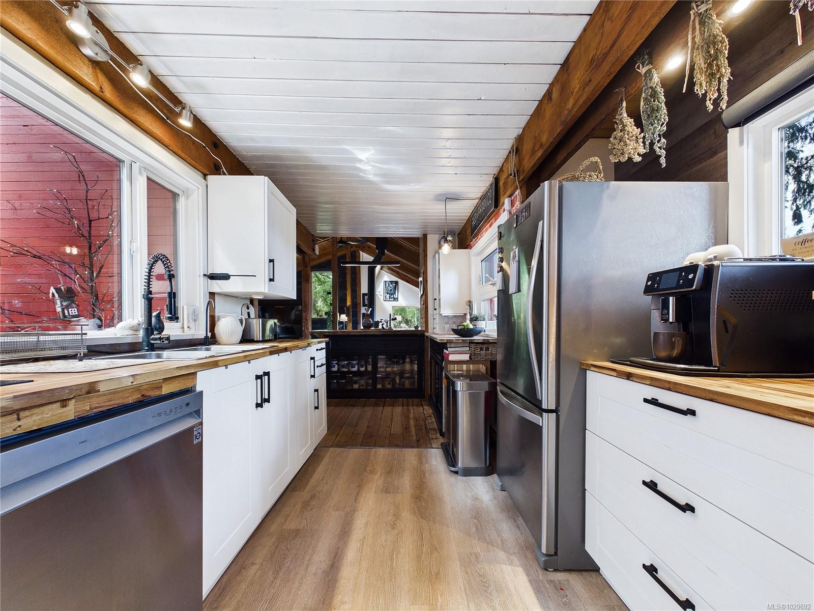 182 Devine Dr, Salt Spring, BC - Indoor Photo Showing Kitchen