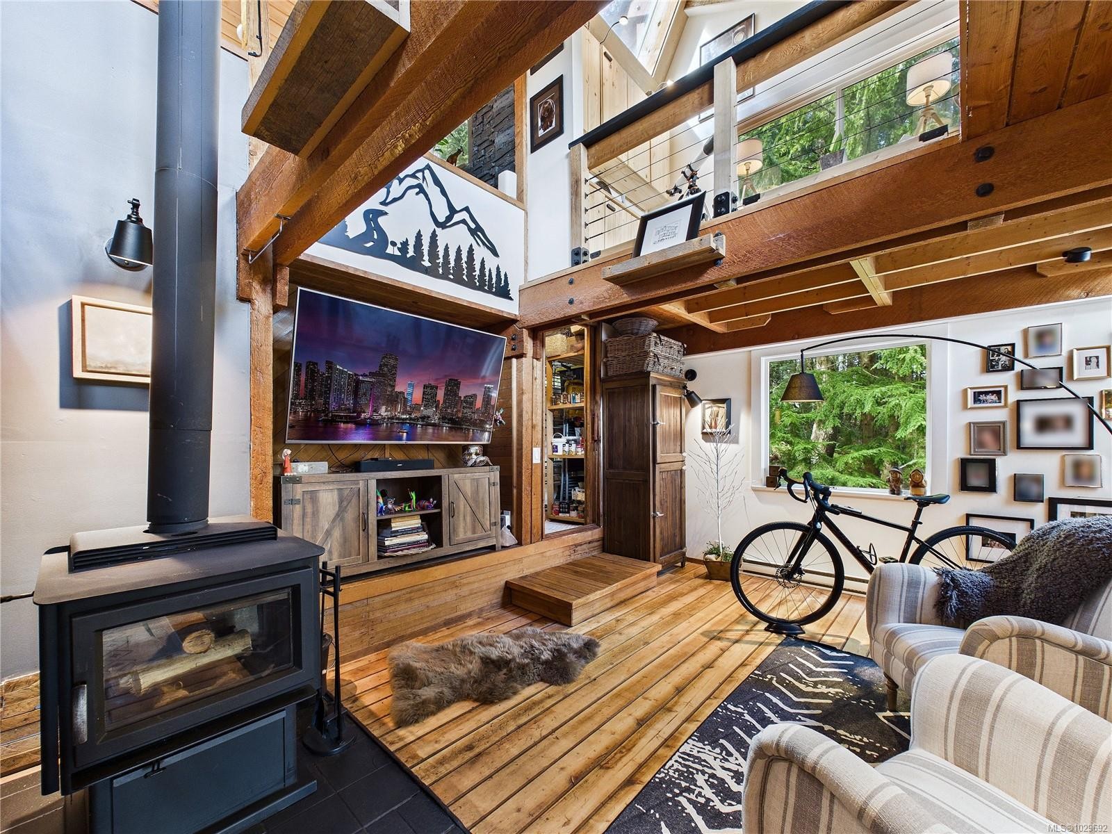 182 Devine Dr, Salt Spring, BC - Indoor With Fireplace