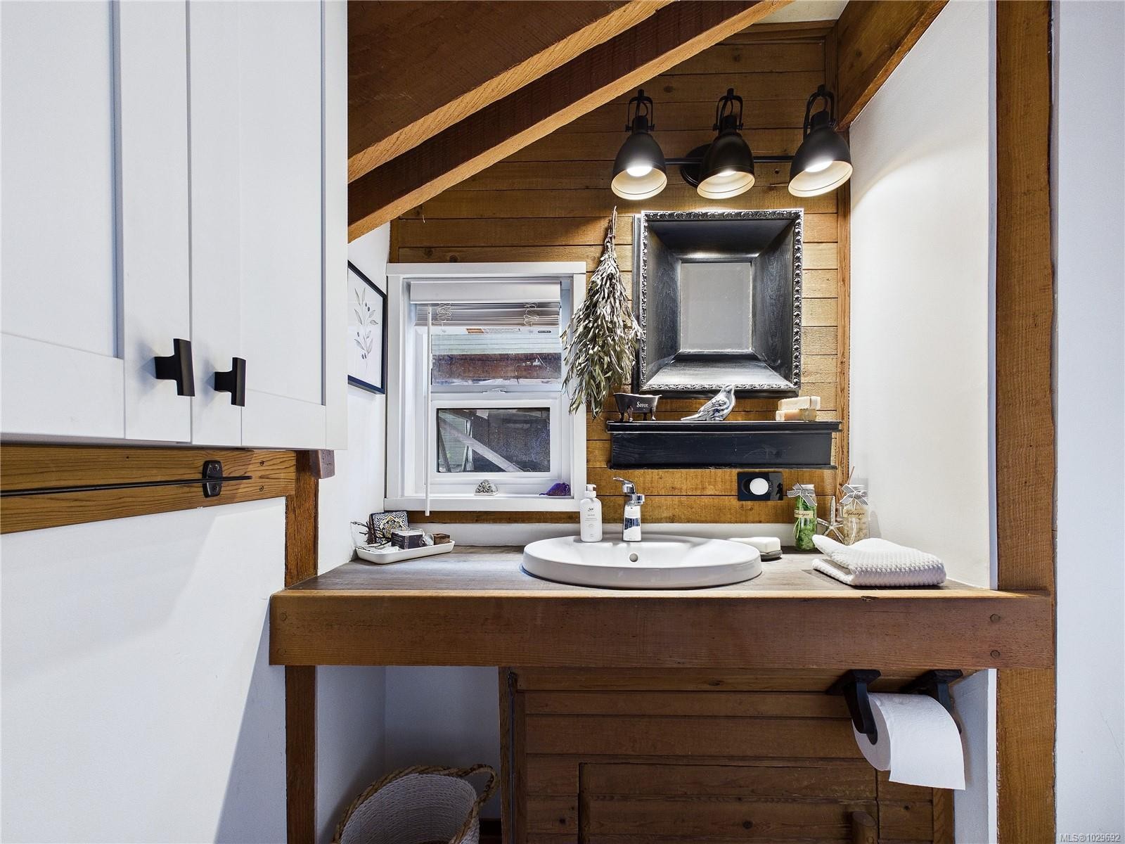 182 Devine Dr, Salt Spring, BC - Indoor Photo Showing Bathroom