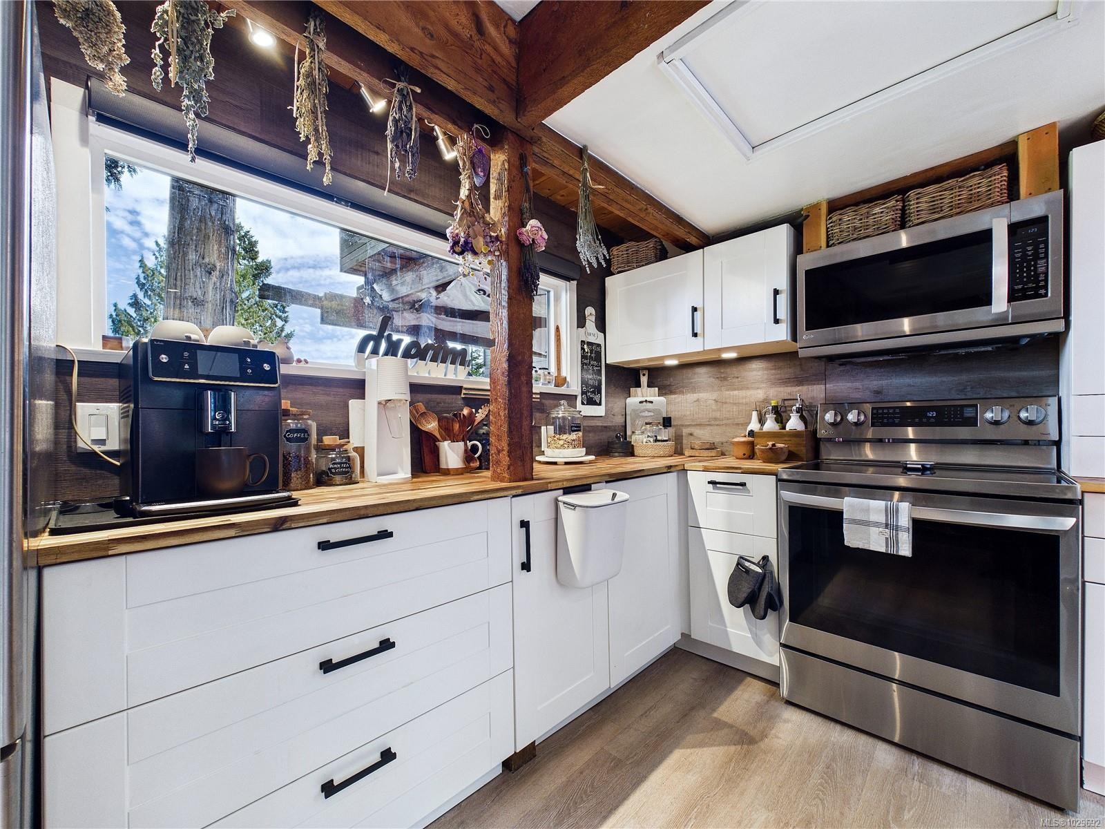 182 Devine Dr, Salt Spring, BC - Indoor Photo Showing Kitchen