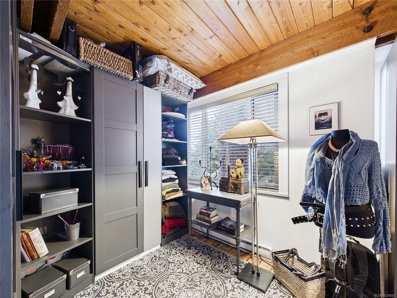 182 Devine Dr, Salt Spring, BC - Indoor