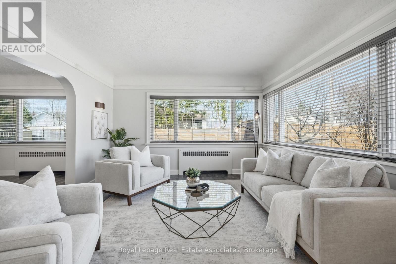 56 King Street, Halton Hills, ON - Indoor Photo Showing Living Room