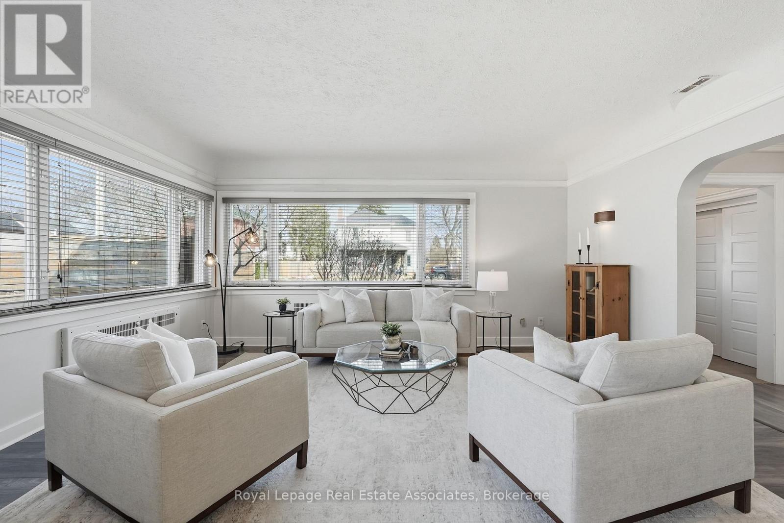 56 King Street, Halton Hills, ON - Indoor Photo Showing Living Room