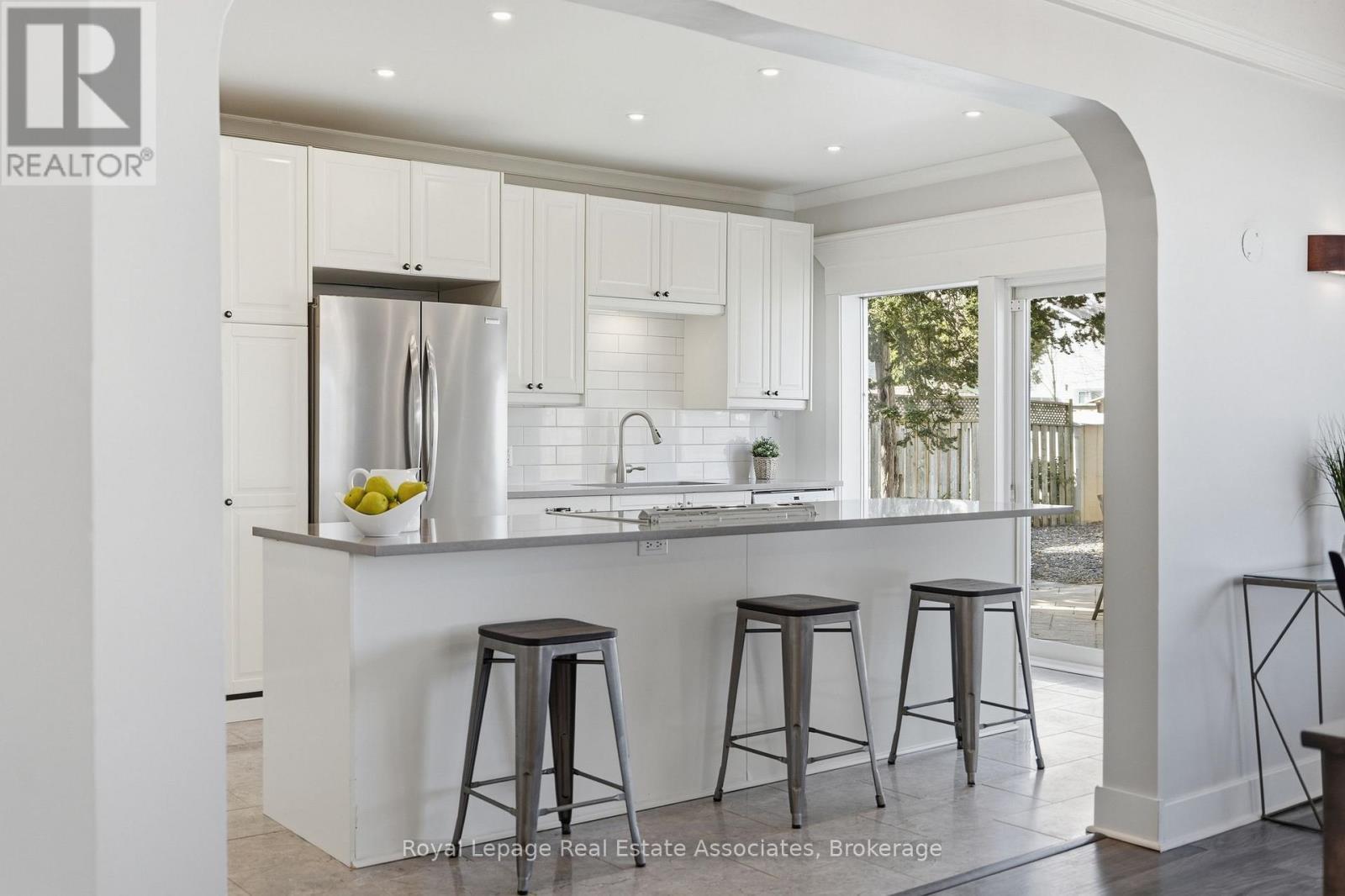 56 King Street, Halton Hills, ON - Indoor Photo Showing Kitchen With Upgraded Kitchen