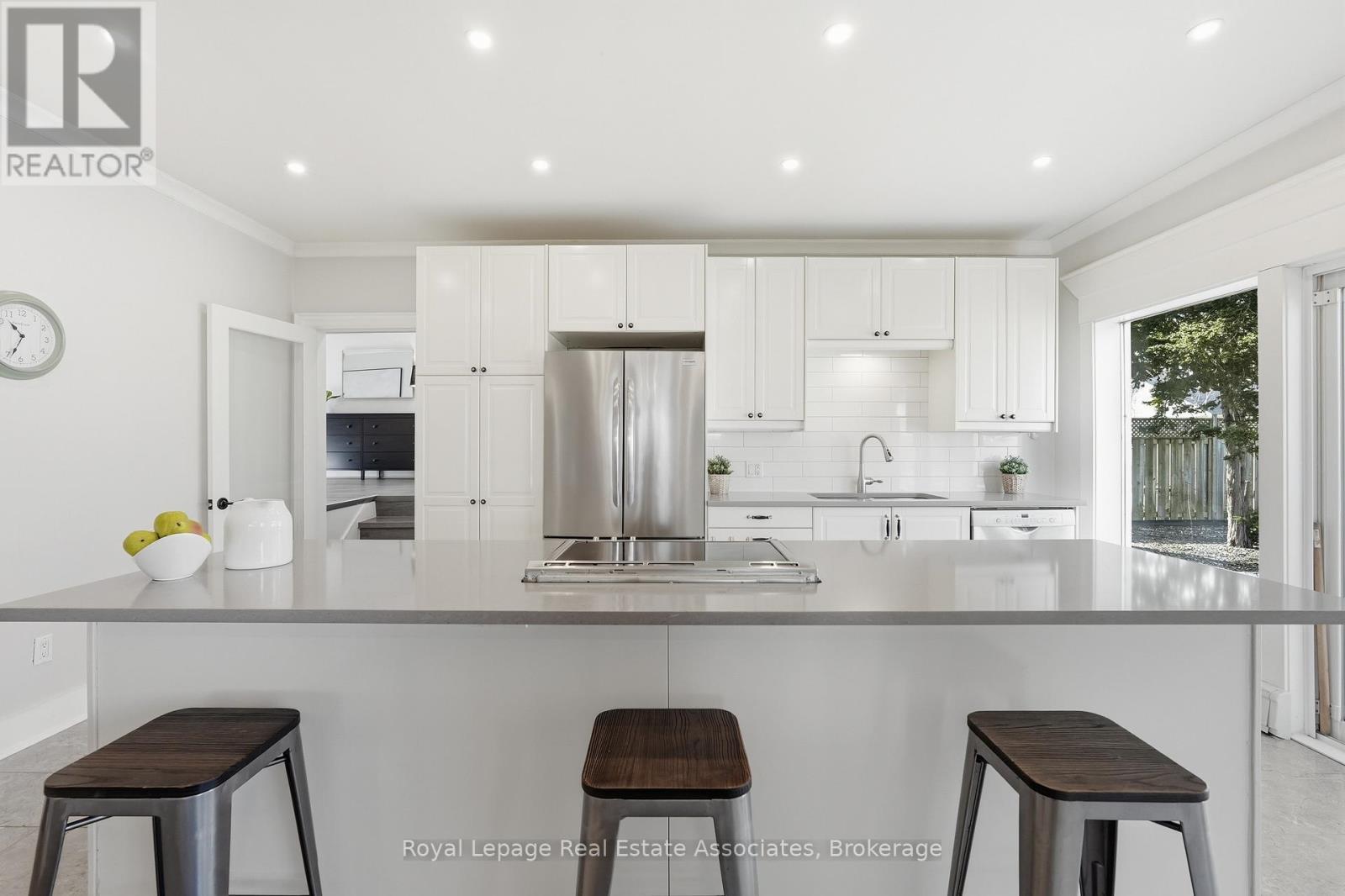56 King Street, Halton Hills, ON - Indoor Photo Showing Kitchen With Stainless Steel Kitchen With Upgraded Kitchen