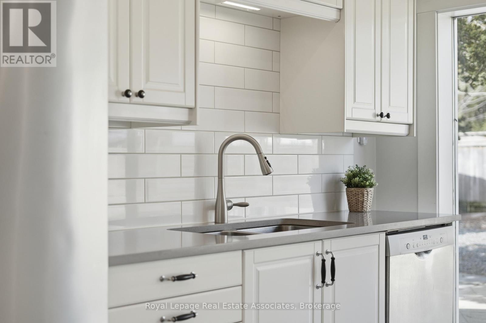 56 King Street, Halton Hills, ON - Indoor Photo Showing Kitchen With Double Sink