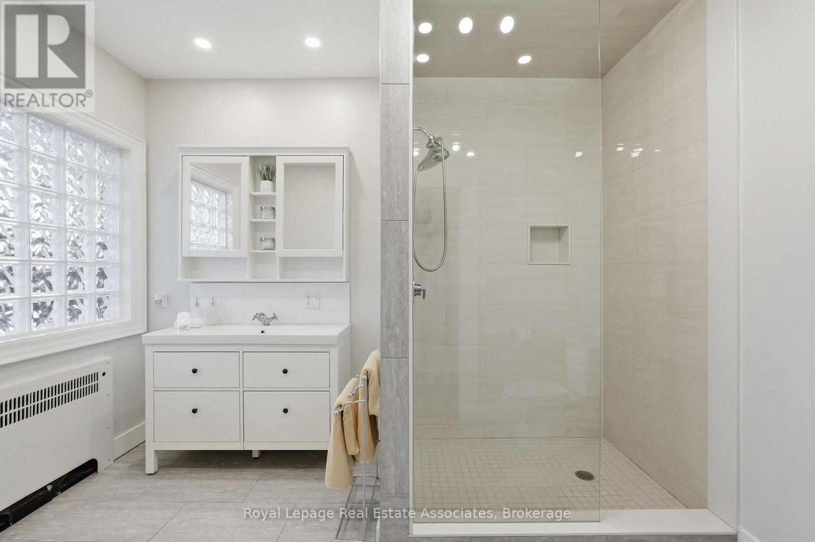 56 King Street, Halton Hills, ON - Indoor Photo Showing Bathroom