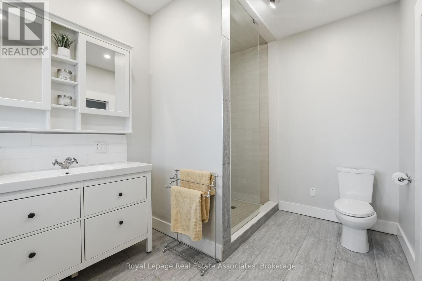 56 King Street, Halton Hills, ON - Indoor Photo Showing Bathroom