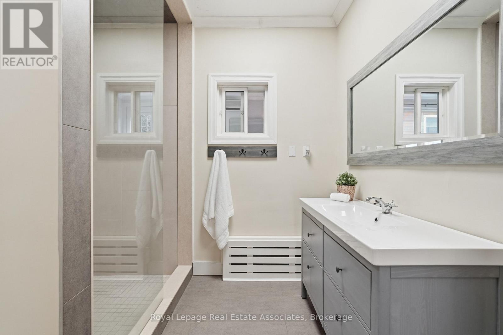 56 King Street, Halton Hills, ON - Indoor Photo Showing Bathroom