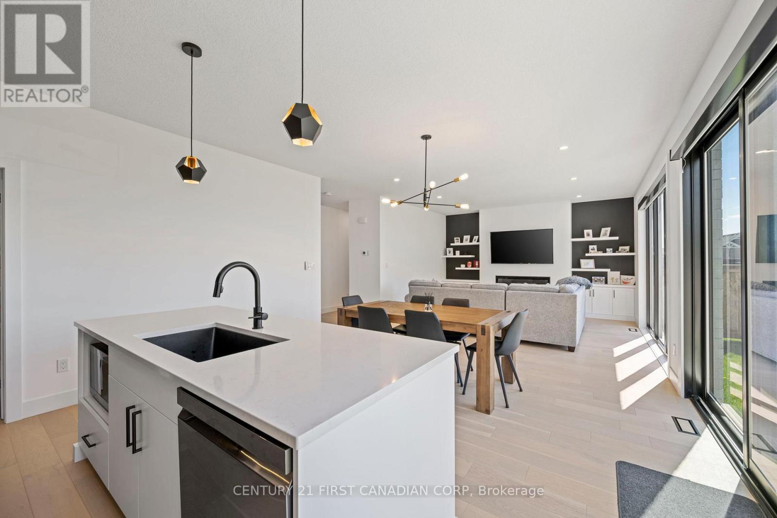 5 Hartland Circle, St. Thomas, ON - Indoor Photo Showing Kitchen With Upgraded Kitchen