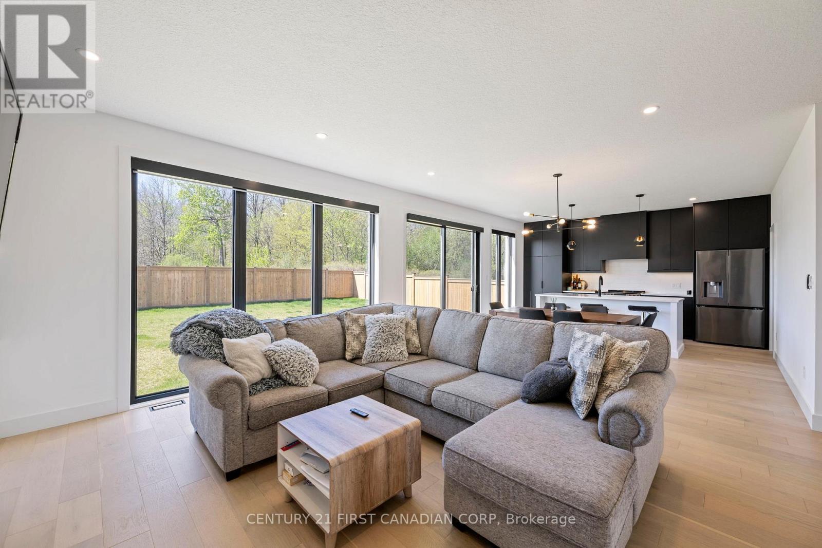 5 Hartland Circle, St. Thomas, ON - Indoor Photo Showing Living Room