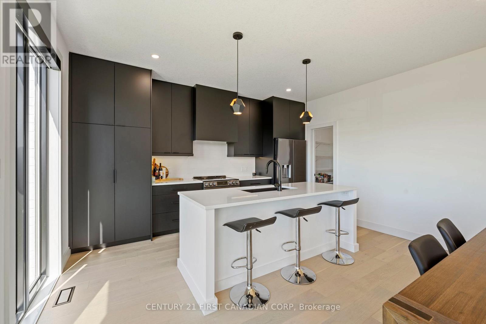 5 Hartland Circle, St. Thomas, ON - Indoor Photo Showing Kitchen With Upgraded Kitchen