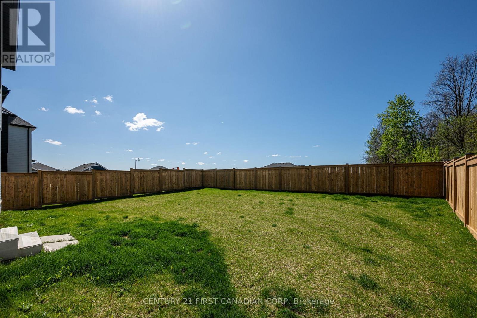 5 Hartland Circle, St. Thomas, ON - Outdoor With Backyard