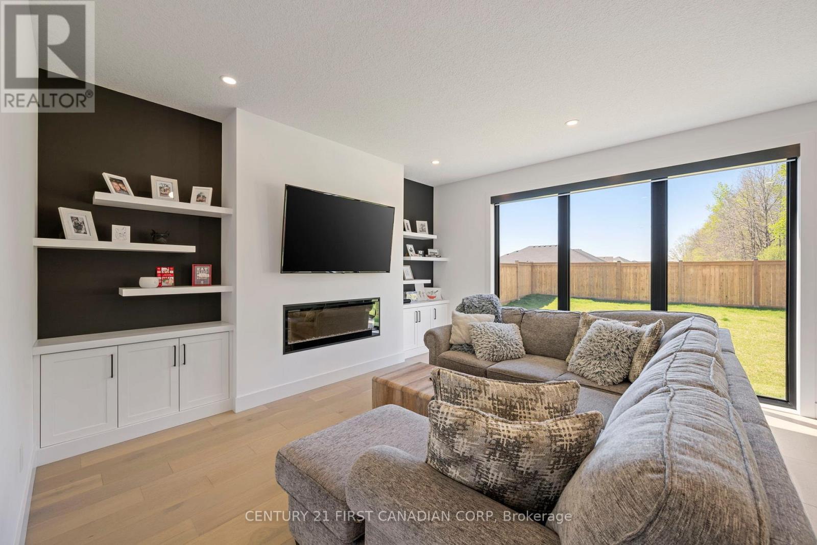 5 Hartland Circle, St. Thomas, ON - Indoor Photo Showing Living Room With Fireplace