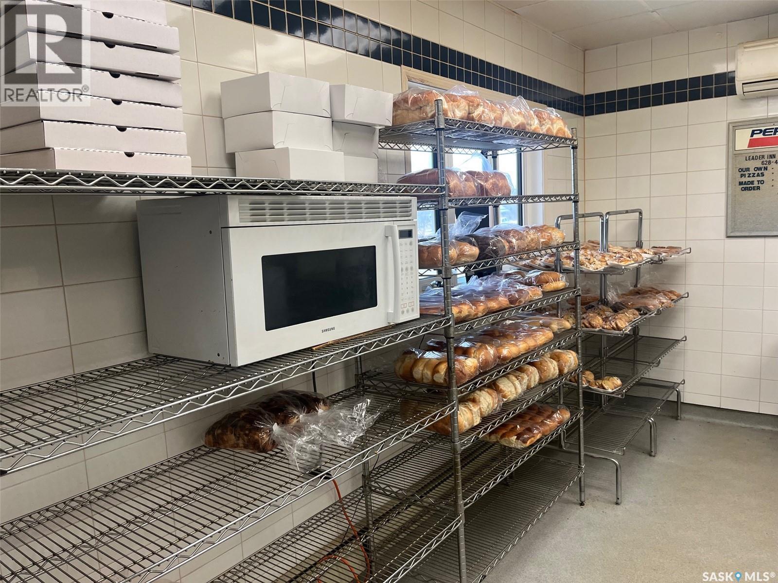 118 1St Avenue E, Leader, SK