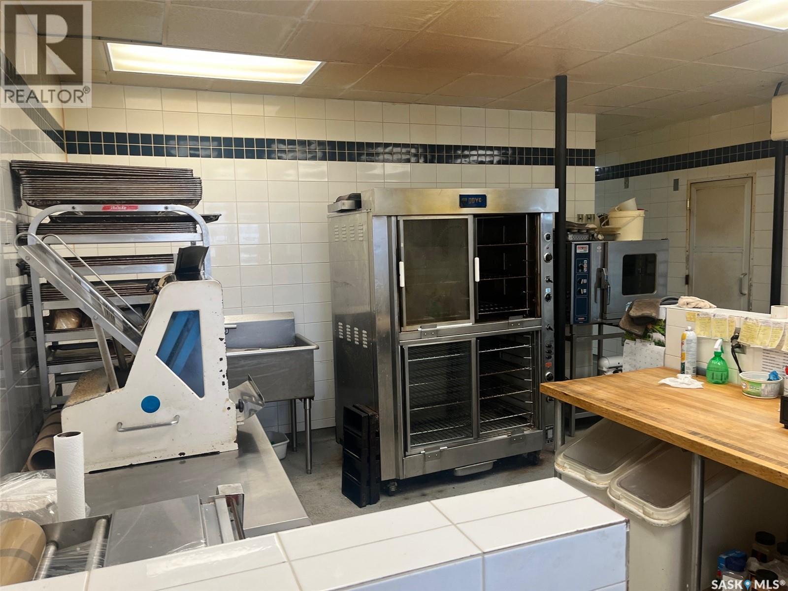 118 1St Avenue E, Leader, SK