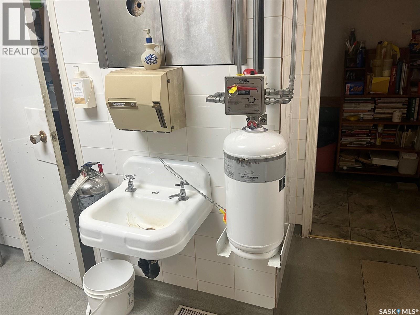 118 1St Avenue E, Leader, SK