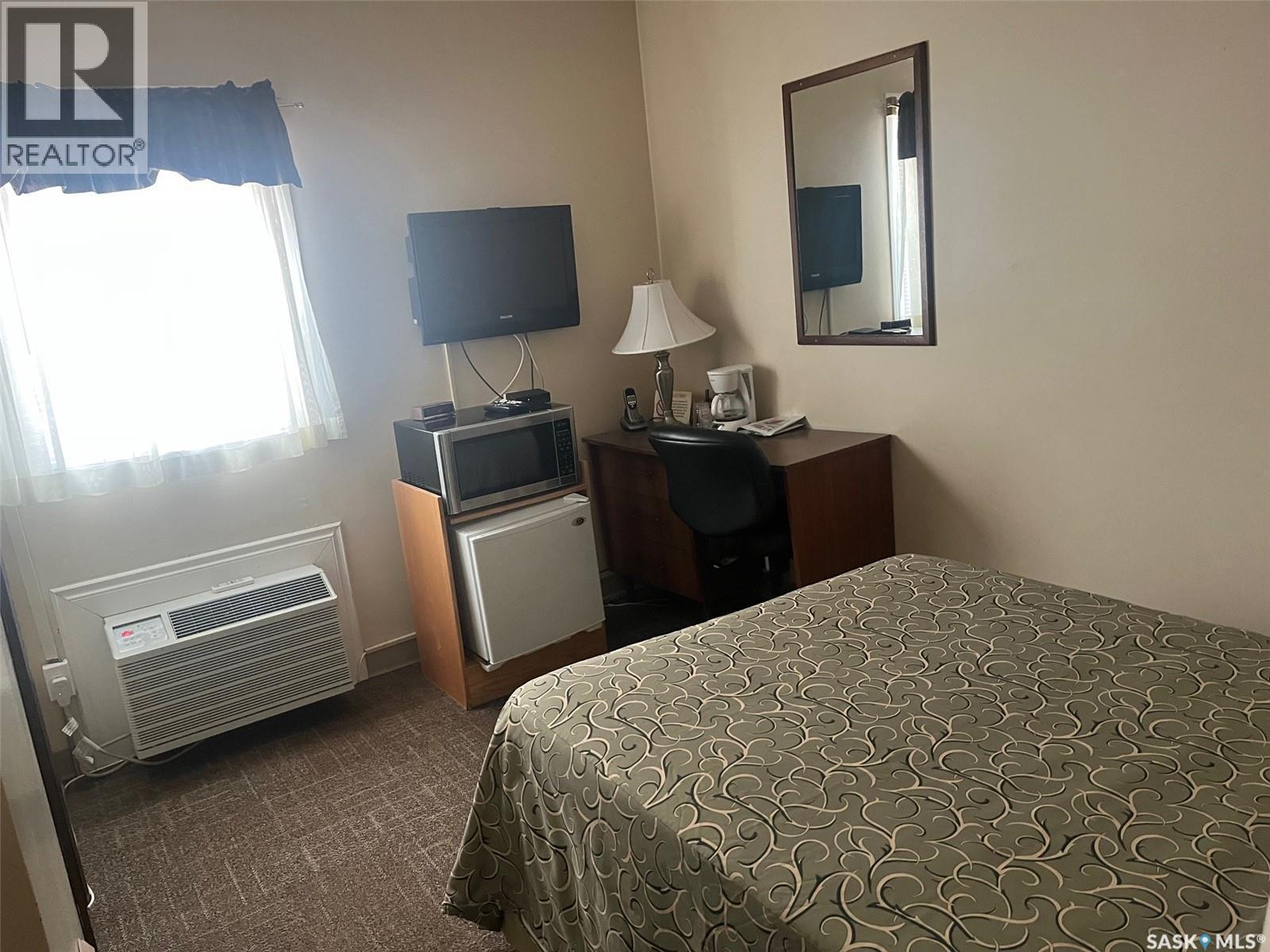 118 1St Avenue E, Leader, SK