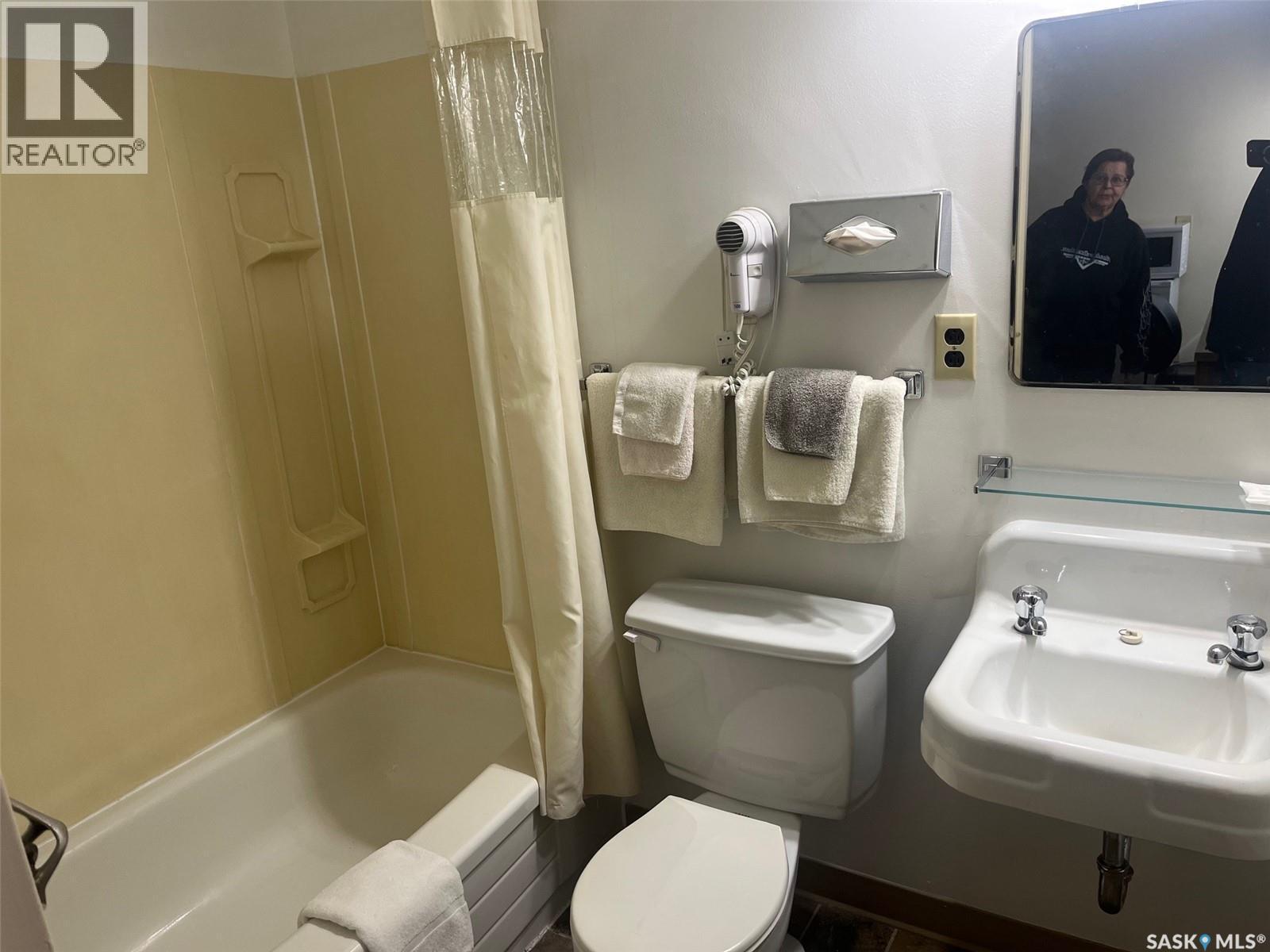 118 1St Avenue E, Leader, SK