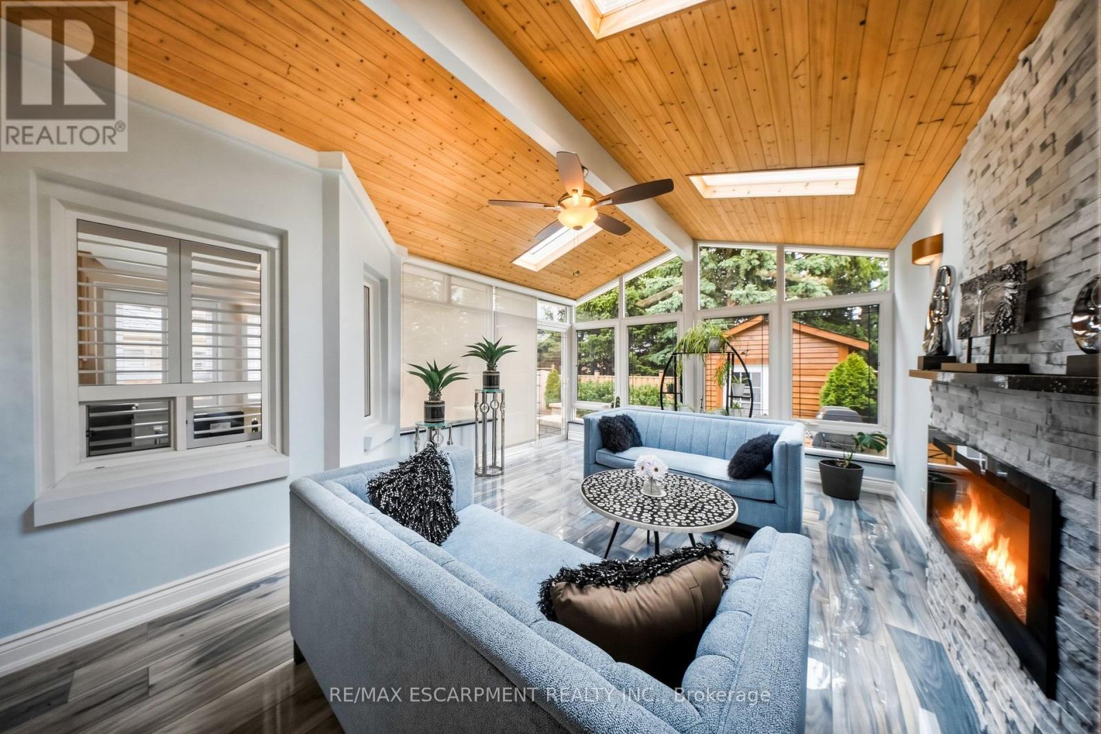 286 Winfield Terrace, Mississauga, ON - With Fireplace