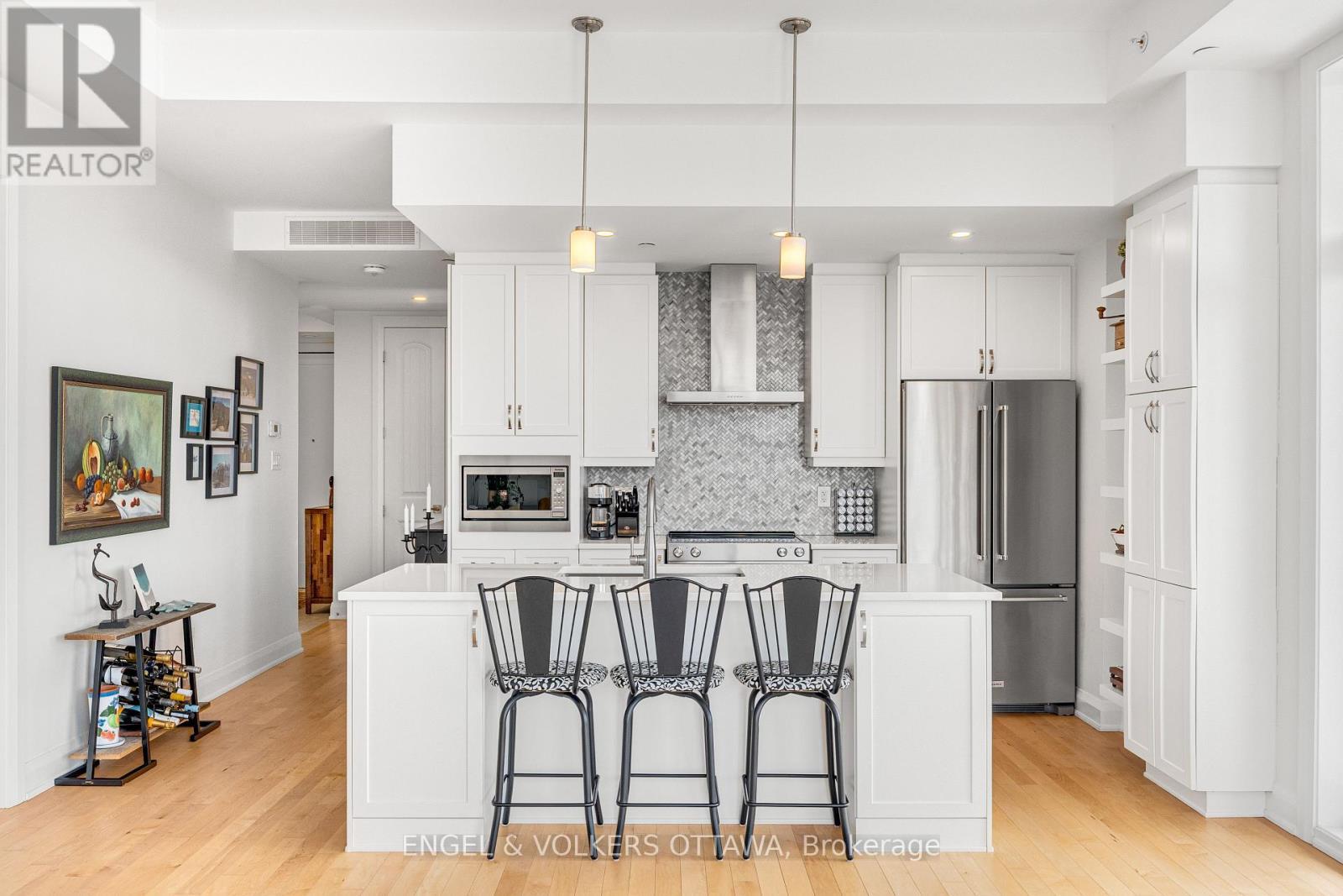 402 - 110 Cortile Private, Ottawa, ON - Indoor Photo Showing Kitchen With Upgraded Kitchen