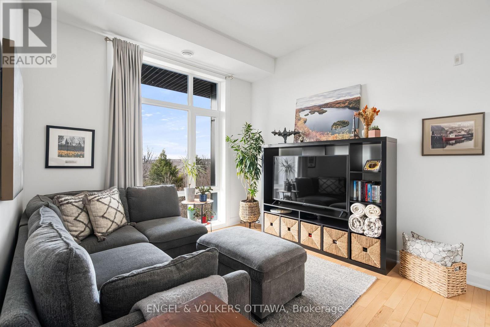 402 - 110 Cortile Private, Ottawa, ON - Indoor Photo Showing Living Room