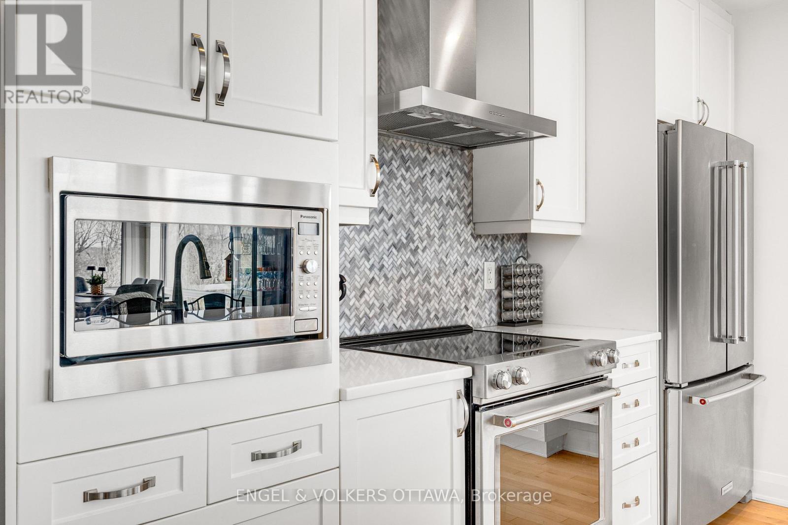 402 - 110 Cortile Private, Ottawa, ON - Indoor Photo Showing Kitchen With Upgraded Kitchen
