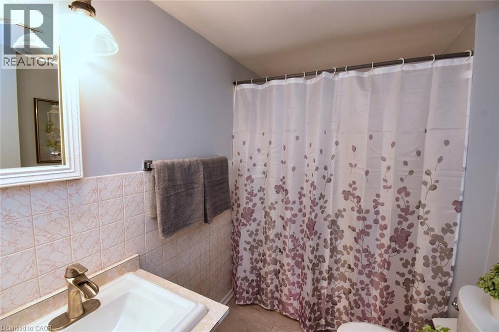 17 Craigroyston Road, Hamilton, ON - Indoor Photo Showing Bathroom