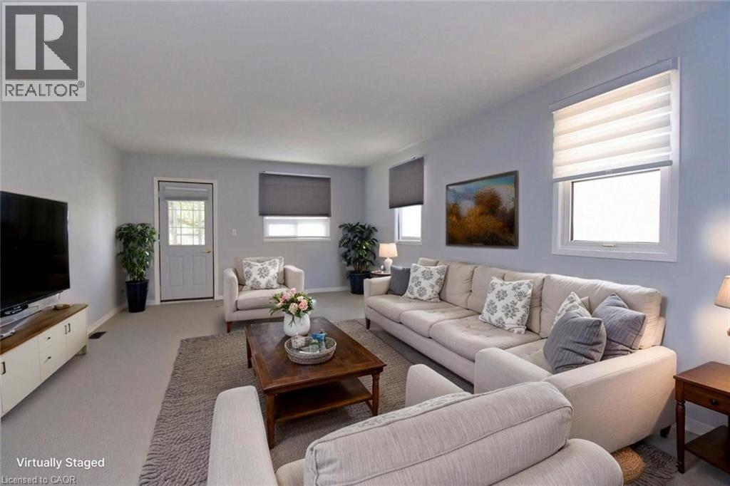 17 Craigroyston Road, Hamilton, ON - Indoor Photo Showing Living Room