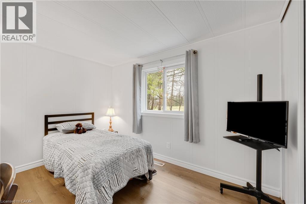 157 Maple Crescent, Hamilton, ON - Indoor Photo Showing Bedroom