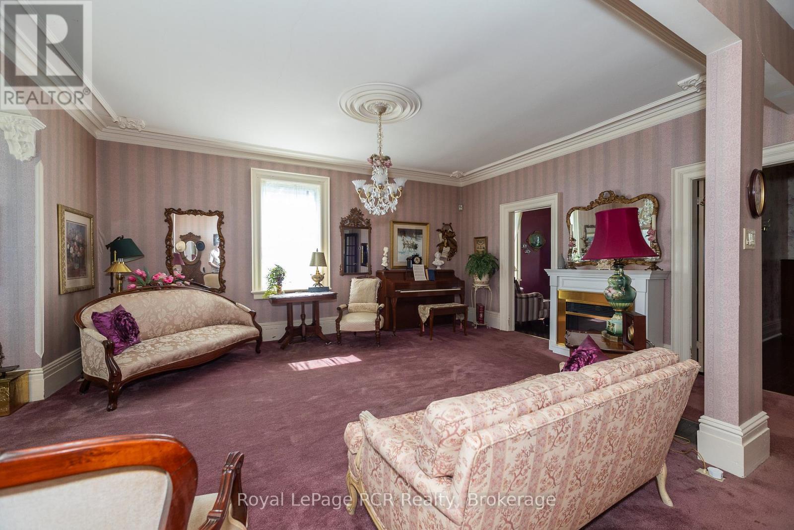 580283 Sideroad 60, Chatsworth, ON - Indoor Photo Showing Living Room