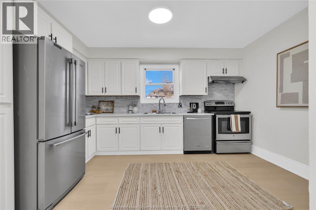 884 Moy, Windsor, ON - Indoor Photo Showing Kitchen With Double Sink