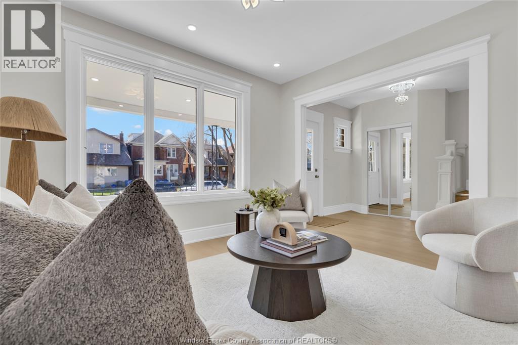 884 Moy, Windsor, ON - Indoor Photo Showing Living Room
