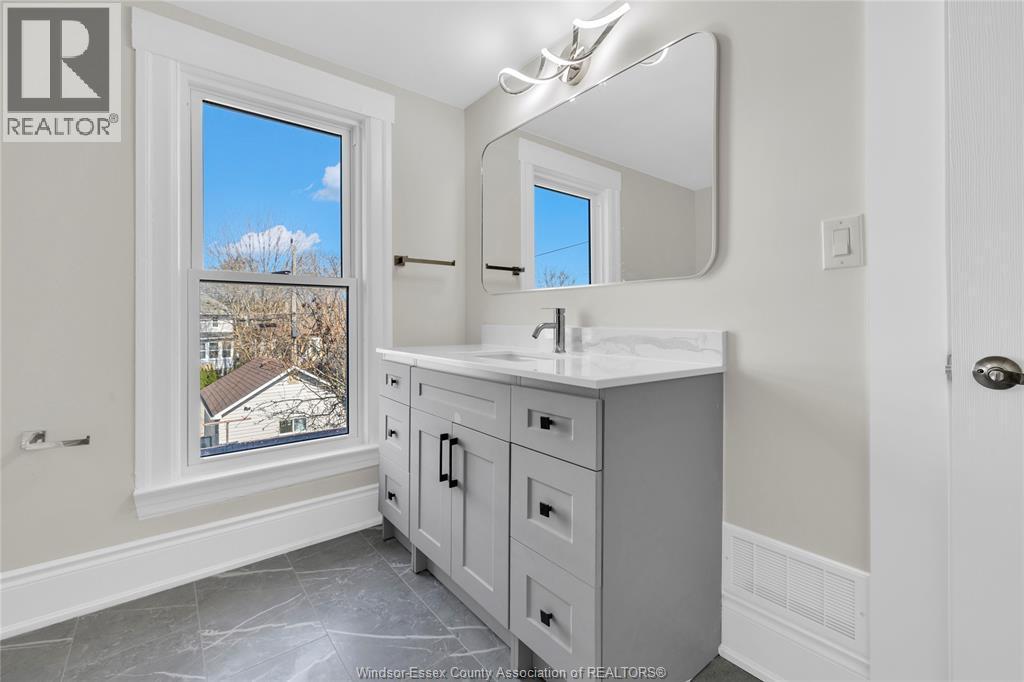 884 Moy, Windsor, ON - Indoor Photo Showing Bathroom