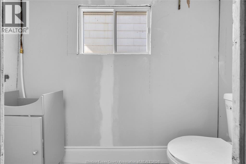 884 Moy, Windsor, ON - Indoor Photo Showing Bathroom