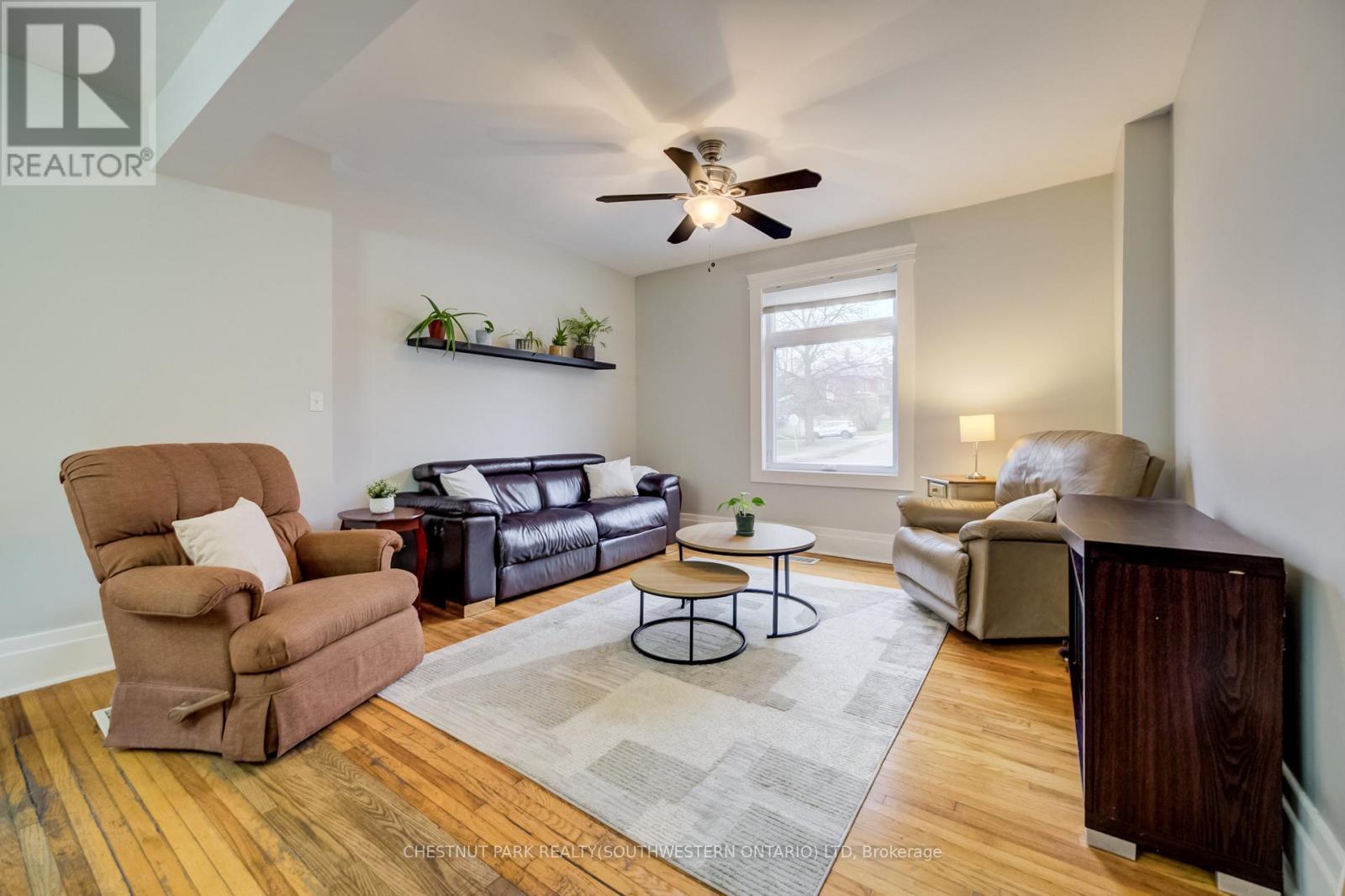 25 John Street, Cambridge, ON - Indoor Photo Showing Living Room