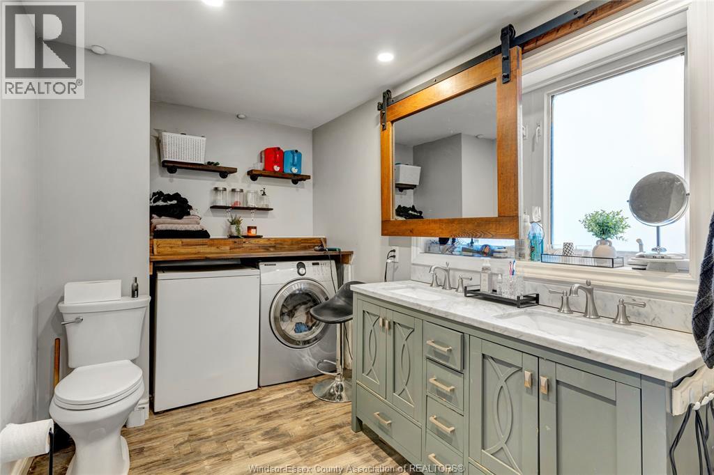 805 Roselawn, Windsor, ON - Indoor Photo Showing Laundry Room
