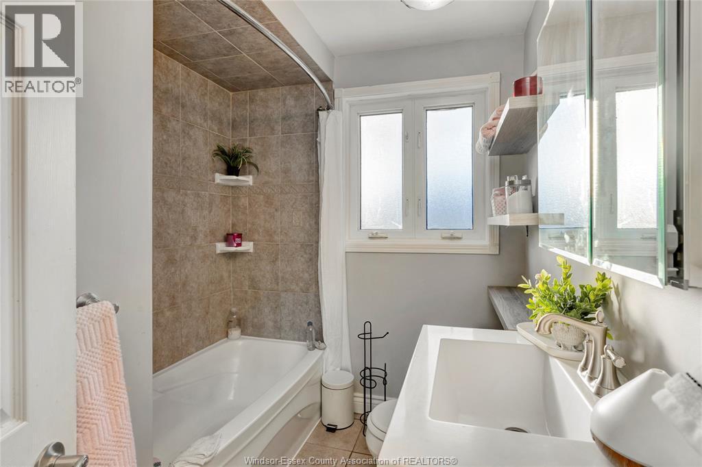 805 Roselawn, Windsor, ON - Indoor Photo Showing Bathroom