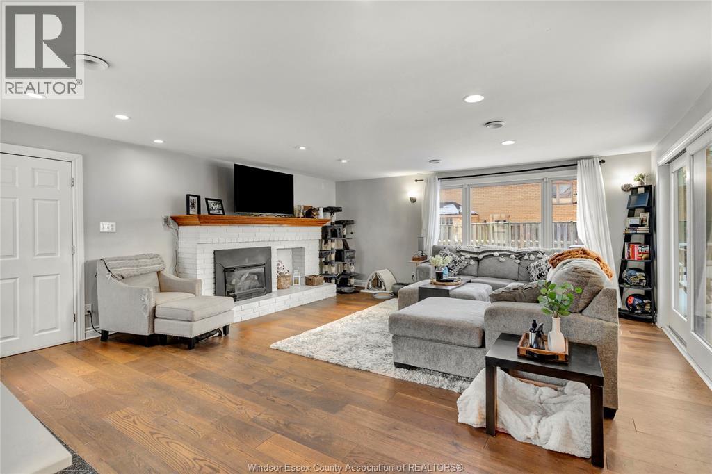 805 Roselawn, Windsor, ON - Indoor Photo Showing Living Room With Fireplace